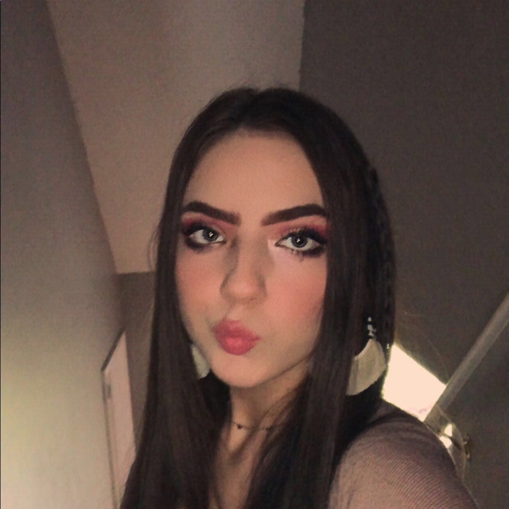 Meet your Posher, Adrianna